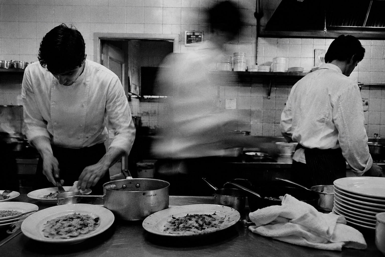 Cocineros preparando platos durante el servicio